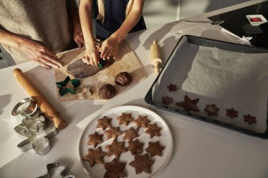Ev mutfağında zencefilli ekmek yapan beyaz anne ve kız.