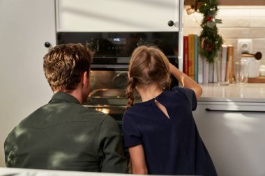 Kafkas baba ve kızının ev yapımı kurabiyeleri beklediği arka manzara