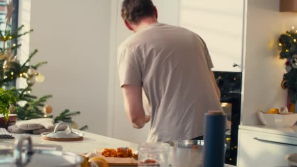 Beyaz Adam Noel Den Önce Hızla Yemek Hazırlıyor Kırmızı Helyum — Stok video