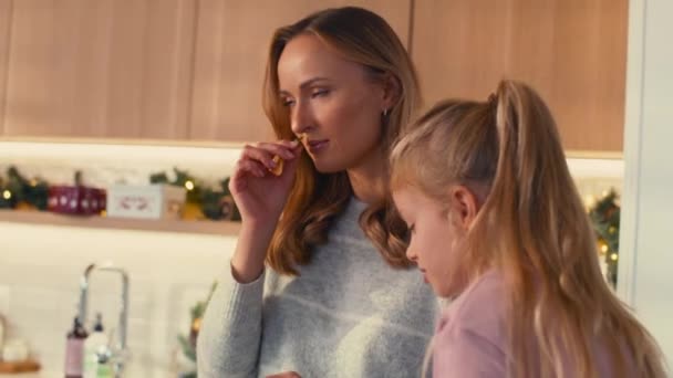 Bělošská Matka Dcera Připravují Jídlo Před Vánocemi Snímek Red Heliovou — Stock video