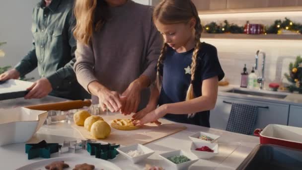 Beyaz Anne Kızı Mutfağında Zencefilli Ekmek Yapıyor Kırmızı Helyum Kamerayla — Stok video