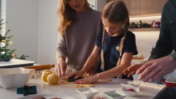 Mãe Filha Caucasiana Preparando Pães Gengibre Cozinha Doméstica Tiro Com — Vídeo de Stock