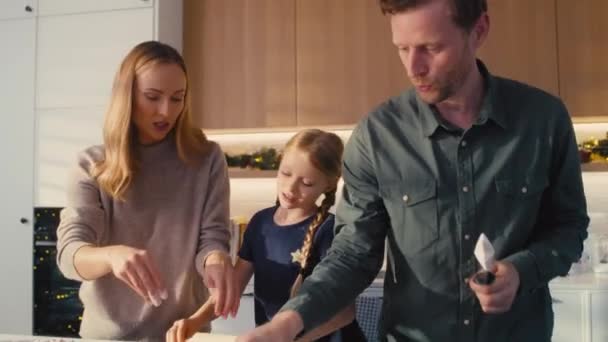 Família Caucasiana Três Cantores Enquanto Fazia Pães Gengibre Cozinha Doméstica — Vídeo de Stock
