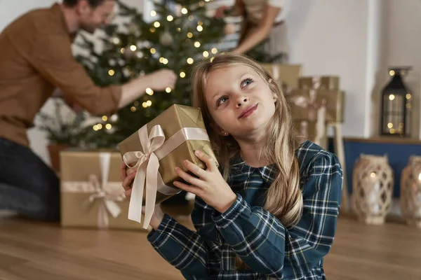 Beyaz Kız Elinde Bir Noel Hediyesi Tutuyor Içinde Var — Stok fotoğraf