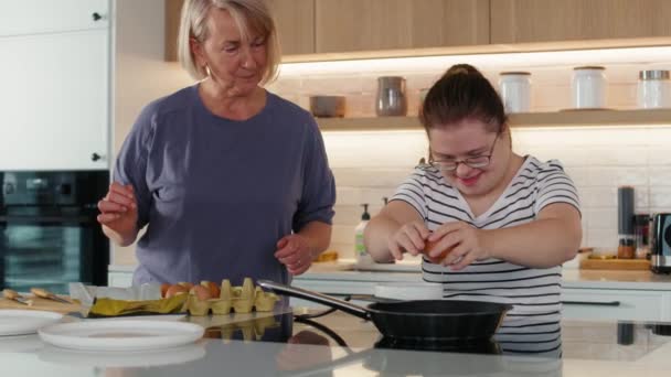 Ner Syndromet Kvinna Och Hennes Mamma Förbereder Frukost Tillsammans Skjuten — Stockvideo