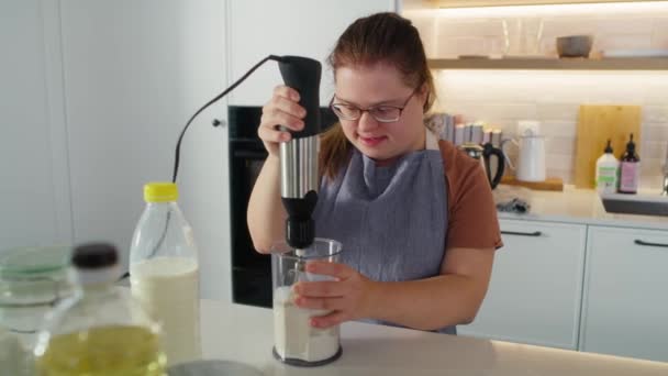 ダウン症の女性が家庭用キッチンで焼く 8KでRedヘリウムカメラで撮影する — ストック動画