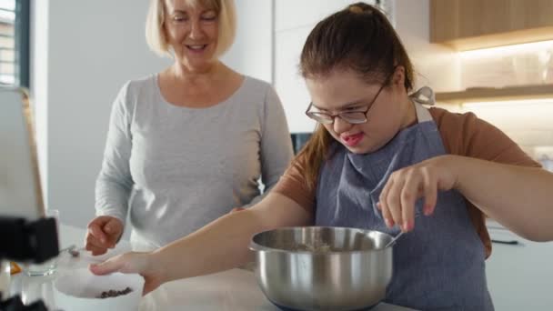 Mulher Com Síndrome Sua Mãe Cozinhando Juntos Tiro Com Câmera — Vídeo de Stock