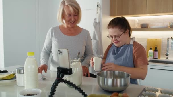 Žena Downovým Syndromem Její Matka Pečou Společně Kuchyni Snímek Red — Stock video