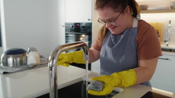 Beneden Syndroom Vrouw Afwassen Huishoudelijke Keuken Opgenomen Met Red Helium — Stockvideo