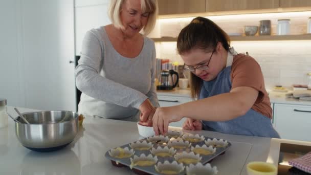 Síndrome Mujer Madre Decorando Cupcakes Con Chocolate Fotografía Con Cámara — Vídeo de stock