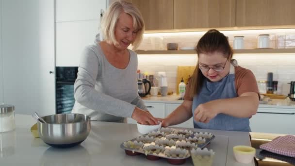 Síndrome Mujer Madre Decorando Cupcakes Con Chocolate Fotografía Con Cámara — Vídeos de Stock