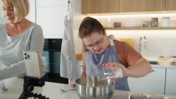 Sendromlu Kadın Annesi Birlikte Yemek Pişiriyorlar Kırmızı Helyum Kamerayla Çekildi — Stok video
