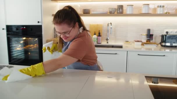 Kobieta Zespołem Downa Sprzątająca Blat Kuchni Domowej Nakręcony Aparatem Hel — Wideo stockowe
