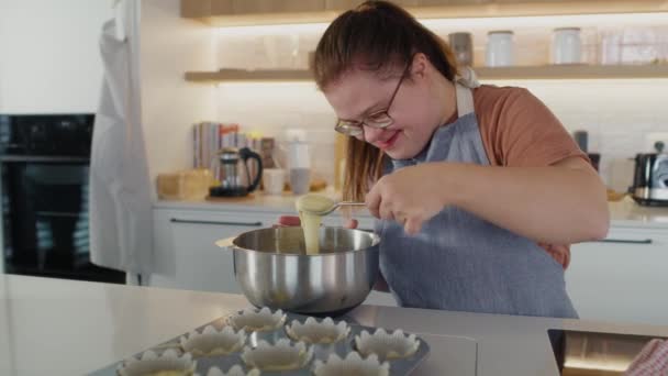 Beneden Syndroom Vrouw Maakt Zelfgemaakte Cupcakes Opgenomen Met Red Helium — Stockvideo