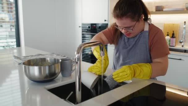 ダウン症の女性は 家庭用キッチンで料理を洗います 8KでRedヘリウムカメラで撮影する — ストック動画