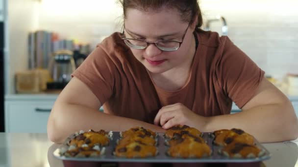 Frau Mit Syndrom Kann Hausgemachten Cupcakes Nicht Widerstehen Aufnahme Mit — Stockvideo