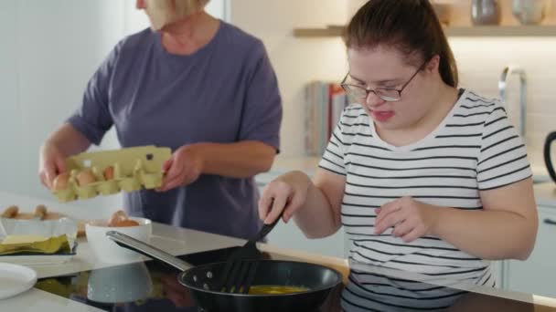 Ner Syndromet Kvinna Och Hennes Mamma Förbereder Frukost Tillsammans Skjuten — Stockvideo