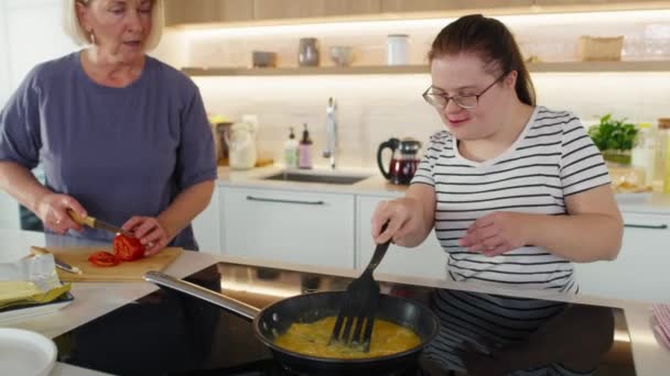 Mulher Com Síndrome Sua Mãe Preparando Café Manhã Juntos Tiro — Vídeo de Stock