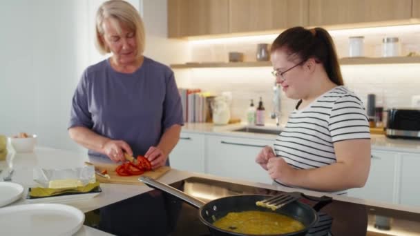Sendromlu Kadın Annesi Birlikte Kahvaltı Hazırlayıp Sohbet Ediyorlar Kırmızı Helyum — Stok video