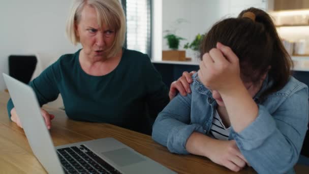 Síndrome Mujer Que Usa Computadora Con Ayuda Madre Fotografía Con — Vídeo de stock