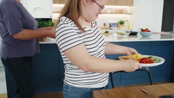 Syndroom Vrouw Haar Moeder Serveren Samen Ontbijt Opgenomen Met Red — Stockvideo