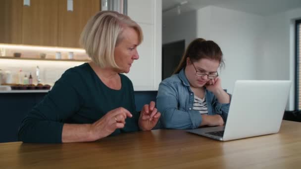 Žena Downovým Syndromem Používající Počítač Pomocí Své Matky Snímek Red — Stock video