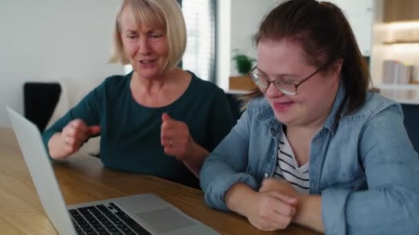 Žena Downovým Syndromem Používající Počítač Pomocí Své Matky Snímek Red — Stock video