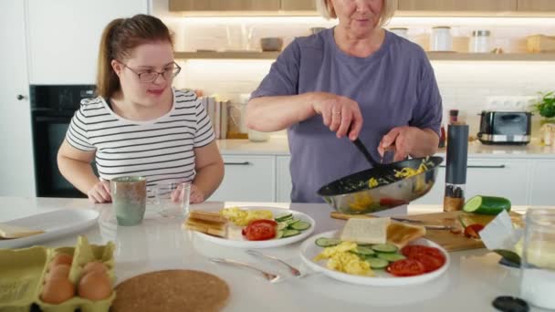 Ner Syndromet Kvinna Och Hennes Mamma Serverar Frukost Tillsammans Skjuten — Stockvideo