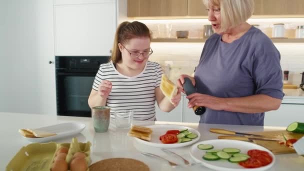 Žena Downovým Syndromem Její Matka Podávají Snídani Snímek Red Heliovou — Stock video