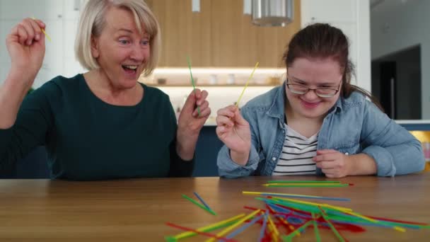 Žena Downovým Syndromem Její Matka Doma Hrají Klacky Snímek Red — Stock video