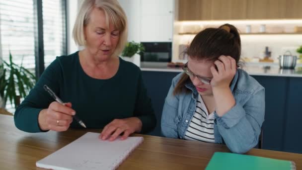 Sendromu Annesinin Yardımıyla Evde Ders Çalışıyor Kırmızı Helyum Kamerayla Çekildi — Stok video