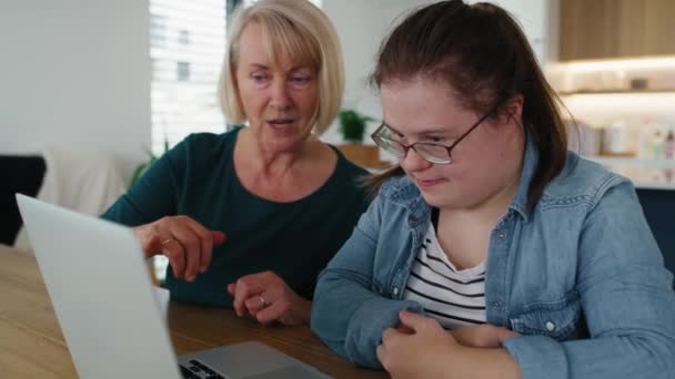 Downs Syndromet Kvinna Använder Datorn Med Hjälp Sin Mor Skjuten — Stockvideo