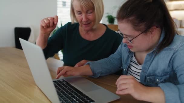 Εστιάστε Κάτω Γυναίκα Σύνδρομο Χρησιμοποιώντας Υπολογιστή Βοήθεια Της Μητέρας Της — Αρχείο Βίντεο