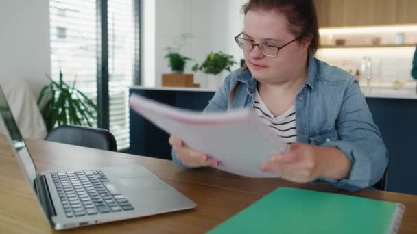 Síndrome Estudiando Casa Sintiéndose Estresado Fotografía Con Cámara Helio Red — Vídeo de stock