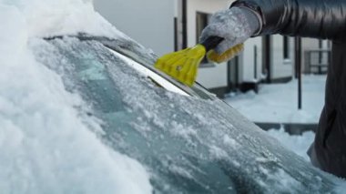 Adam arabanın camından buzu kaldırıyor. 8K 'da kırmızı helyum kamerayla çekildi..  