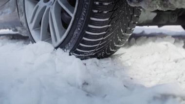 Kış yolunda araba tekerleği sorunu. 8K 'da kırmızı helyum kamerayla çekildi..    