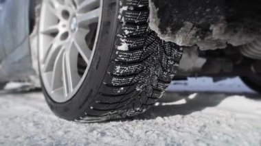 Kış yolunda araba tekerleği sorunu. 8K 'da kırmızı helyum kamerayla çekildi..     