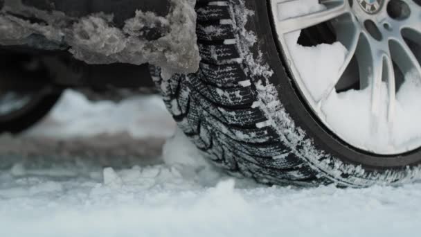 Kış Yolundaki Araba Tekerleğinin Ayrıntıları Kırmızı Helyum Kamerayla Çekildi — Stok video
