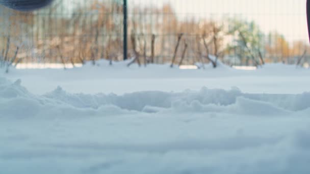 Неузнаваемый Человек Использующий Лопату Удаления Снега Съемка Красной Гелиевой Камерой — стоковое видео