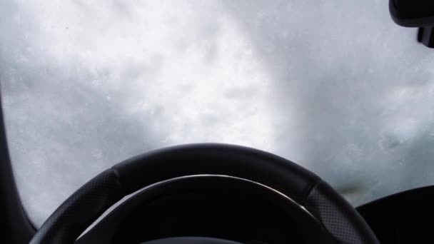 Inuti Syn Man Bort Snö Från Bilfönstret Skjuten Med Red — Stockvideo