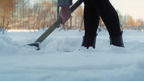 Nierozpoznawalna Osoba Używająca Łopaty Usuwania Śniegu Nakręcony Aparatem Hel Red — Wideo stockowe