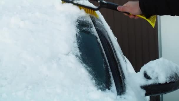Mies Poistamassa Lunta Auton Ikkunasta Laukaus Punaisella Heliumkameralla — kuvapankkivideo