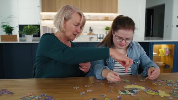 Joyful Syndroom Vrouw Haar Moeder Het Samenstellen Van Puzzels Thuis — Stockvideo