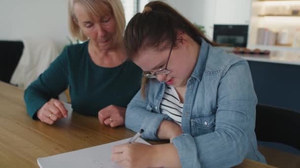 Sendromu Annesinin Yardımıyla Evde Ders Çalışıyor Kırmızı Helyum Kamerayla Çekildi — Stok video