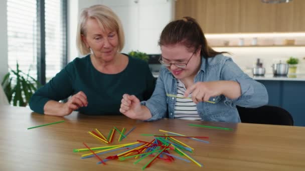 Syndroom Vrouw Haar Moeder Spelen Pick Sticks Thuis Opgenomen Met — Stockvideo