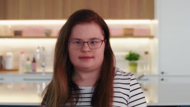 Potret Gadis Sindrom Bawah Menunjukkan Kekuatannya Ditembak Dengan Kamera Red — Stok Video