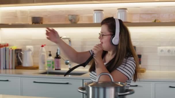 Žena Downovým Syndromem Nosí Sluchátka Tancuje Kuchyni Snímek Red Heliovou — Stock video