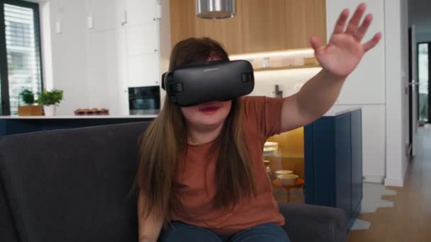 Dívka Downovým Syndromem Používající Zařízení Virtuální Reality Doma Snímek Red — Stock video