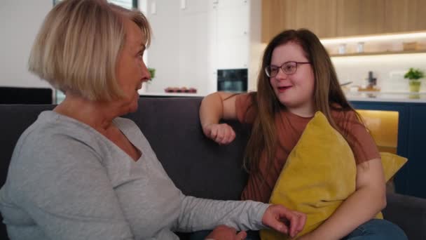 Žena Downovým Syndromem Sedí Pohovce Mluví Svou Matkou Snímek Red — Stock video