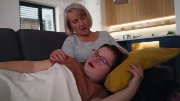 Síndrome Mujer Sentada Sofá Hablando Con Madre Fotografía Con Cámara — Vídeo de stock